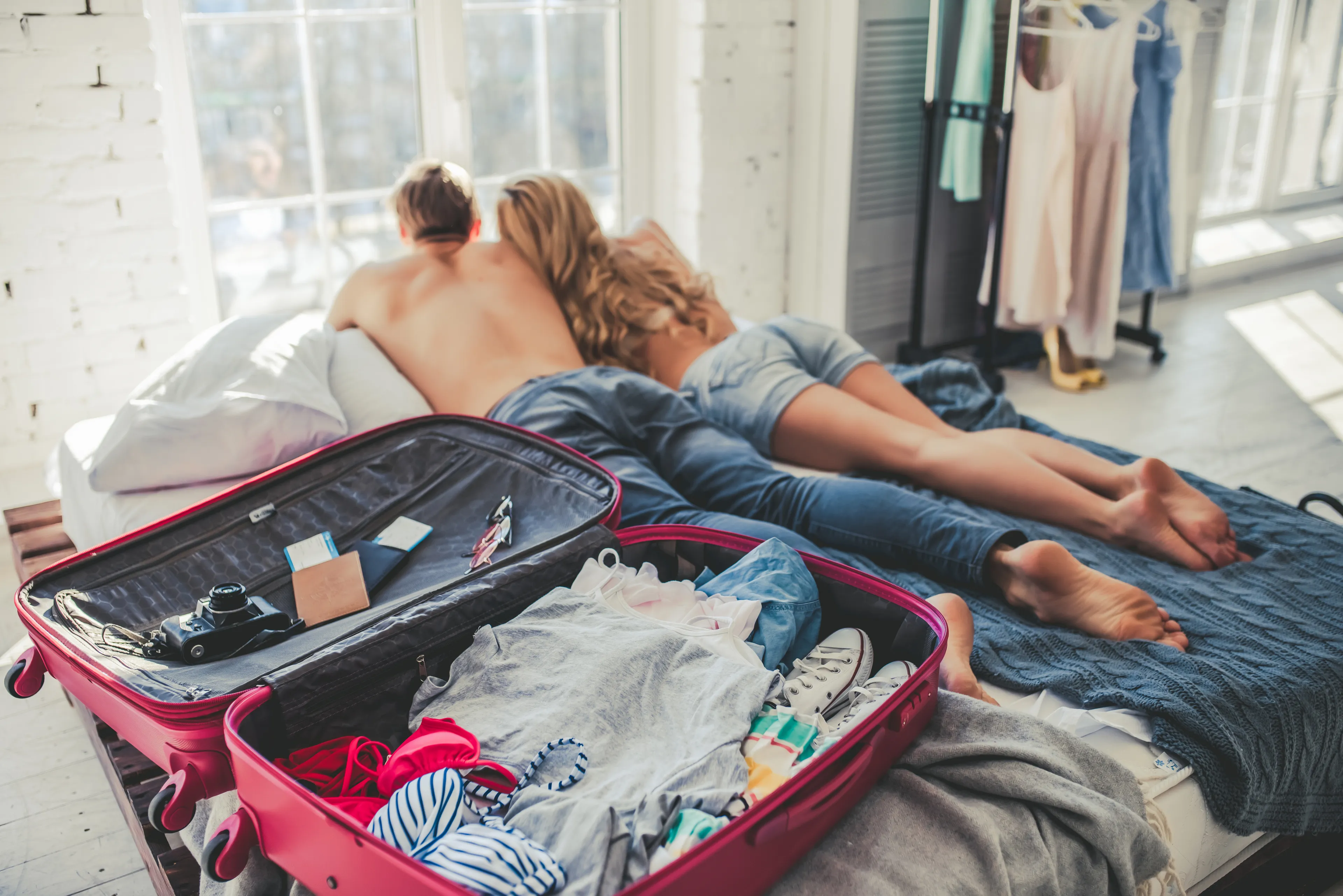 Lenny’s dochter gaat voor het eerst zelfstandig op vakantie. Met een goede vriend, waarmee écht niets opbloeit, zo zegt ze. Lenny denkt er het hare van.